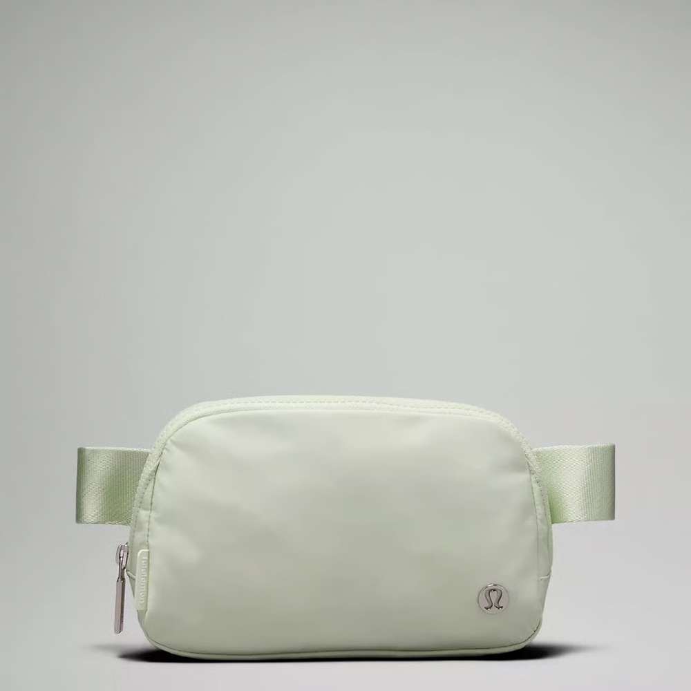 Lululemon everywhere belt bag with logo strap